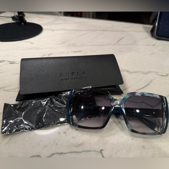 Furla Oversized Square Sunglasses Clear Black Green Frame Gradient Lenses Case main image 12